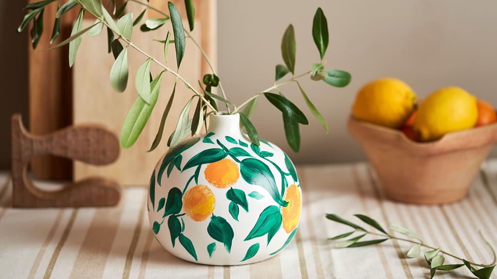 Verf sinaasappelen op porselein met een spons DIY-projecten | Søstrene Grene