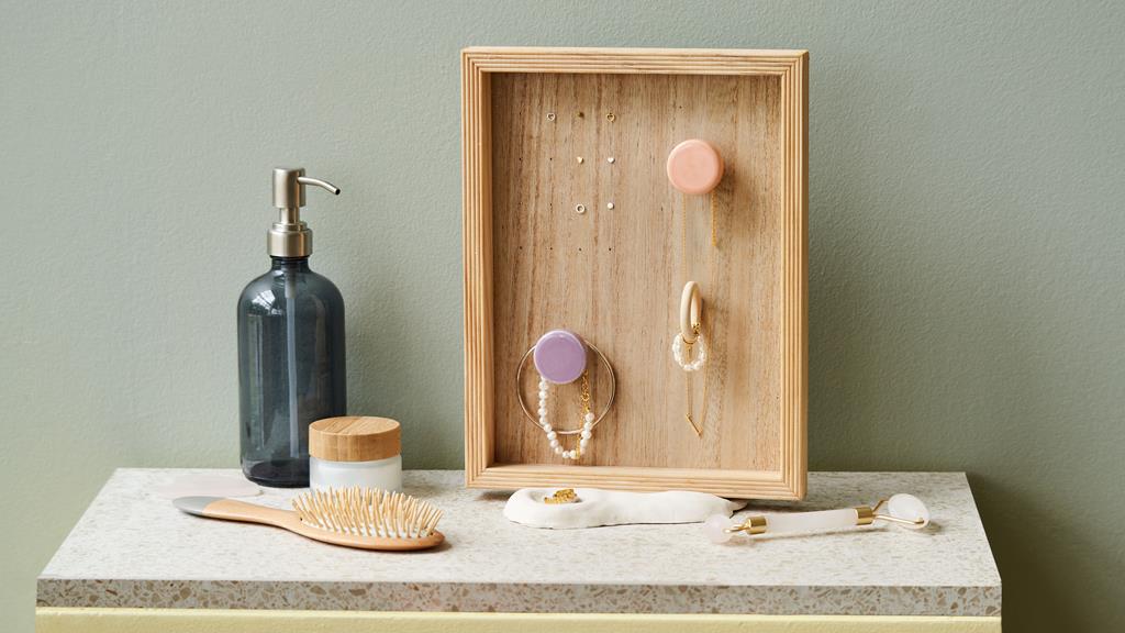 Maak een mooie sieradenhouder van een houten bak | DIY-projecten | Søstrene