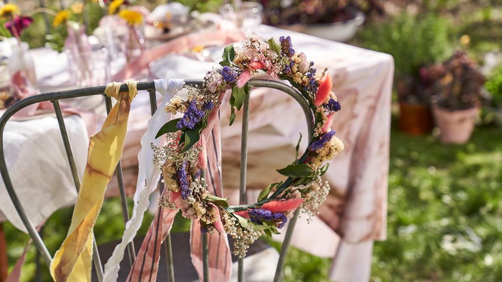 Zo maakt u een bloemenkrans voor in haar | DIY-projecten | Søstrene Grene