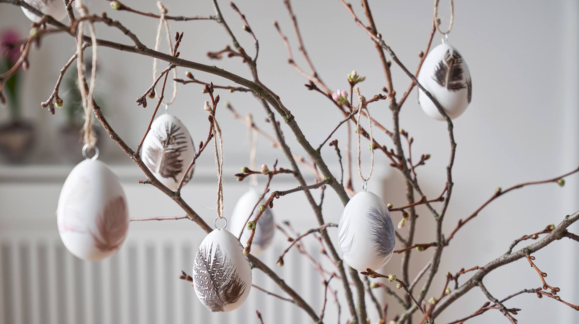 Hoge roze vaas, handbeschilderd met een bloemen - Swan Market | Conceptstore voor Creatieve Kado's