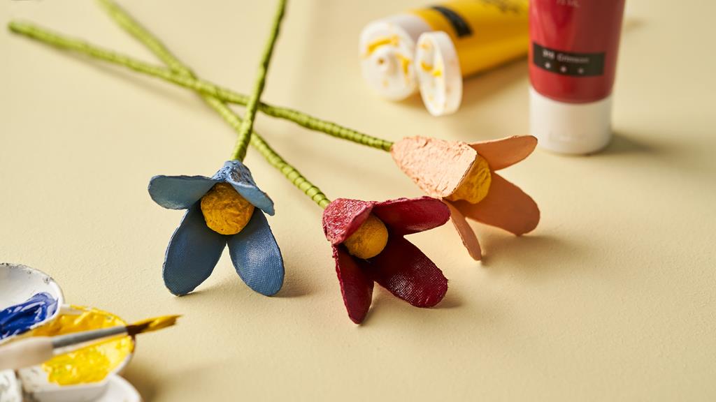 Aan het liegen Schildknaap Koninklijke familie Bloemen van eierdozen en restjes lint | DIY-projecten | Søstrene Grene
