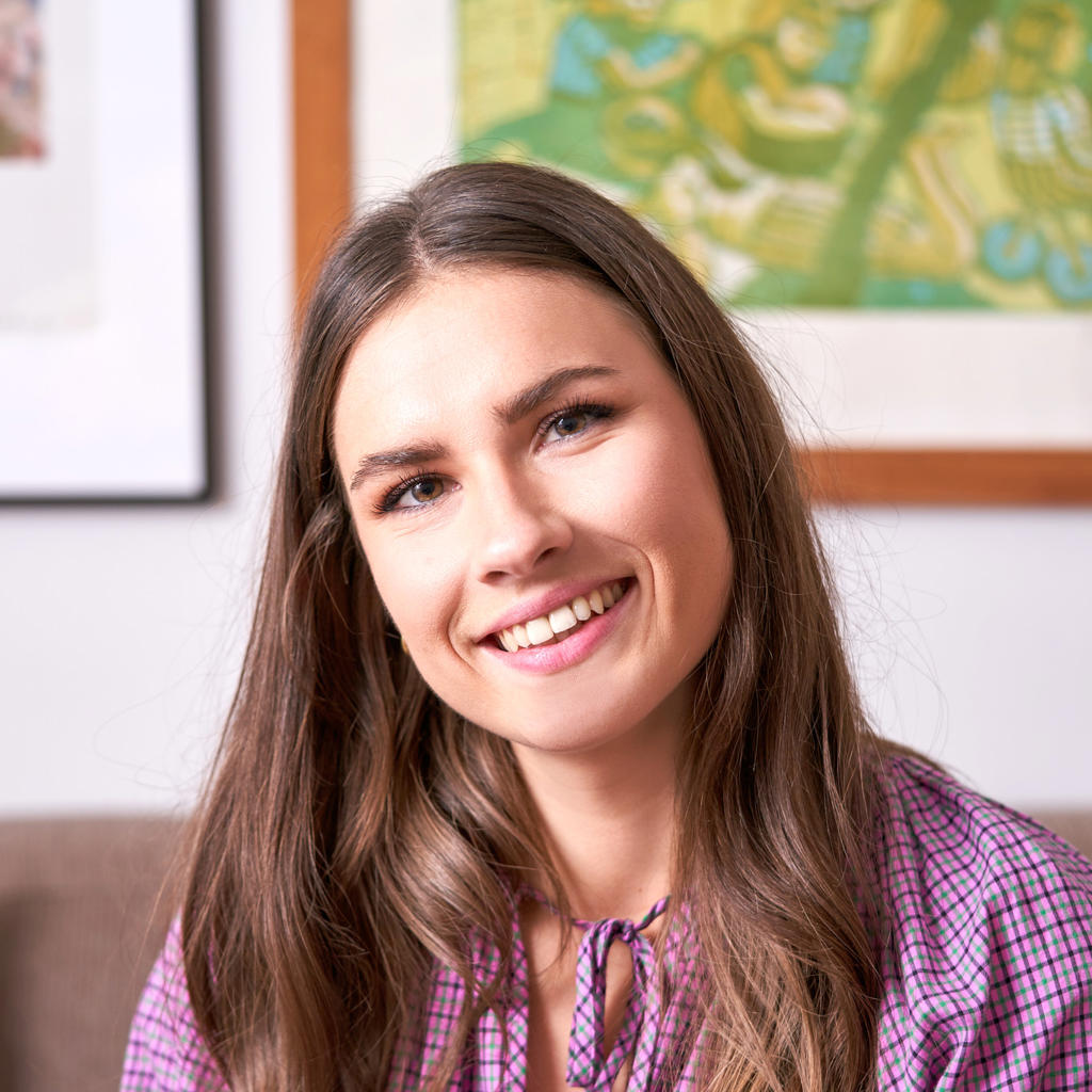 Simone laver livagtige blomster af crepepapir | Søstrene Grene