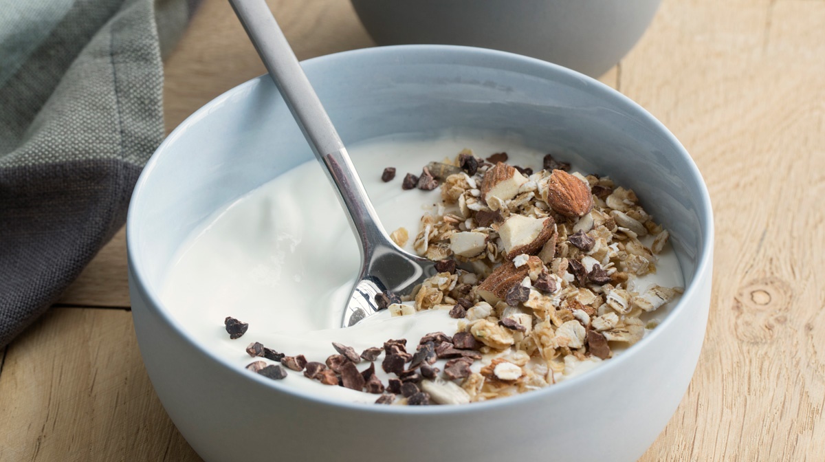 Zum Frühstück serviert Anna oft ihr hausgemachtes Müsli, das gut zu ...